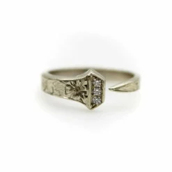 Bague porte-bonheur gravée à la main en or blanc avec diamants