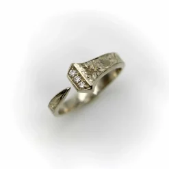 Bague porte-bonheur gravée à la main en or blanc avec diamants