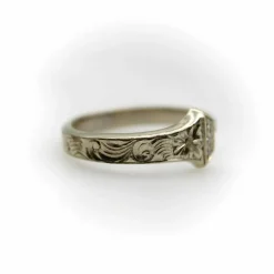 Bague porte-bonheur gravée à la main en or blanc avec diamants
