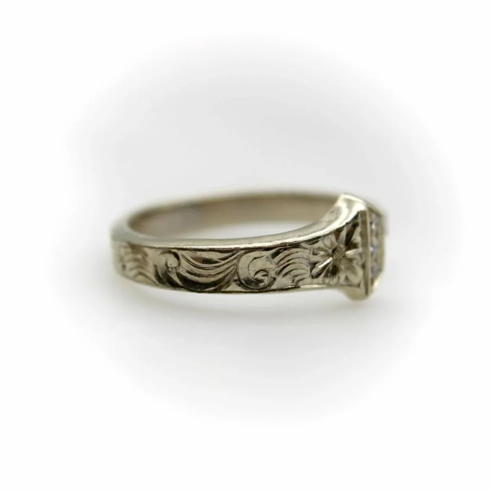 Bague porte-bonheur gravée à la main en or blanc avec diamants