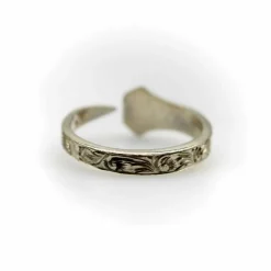 Bague porte-bonheur gravée à la main en or blanc avec diamants