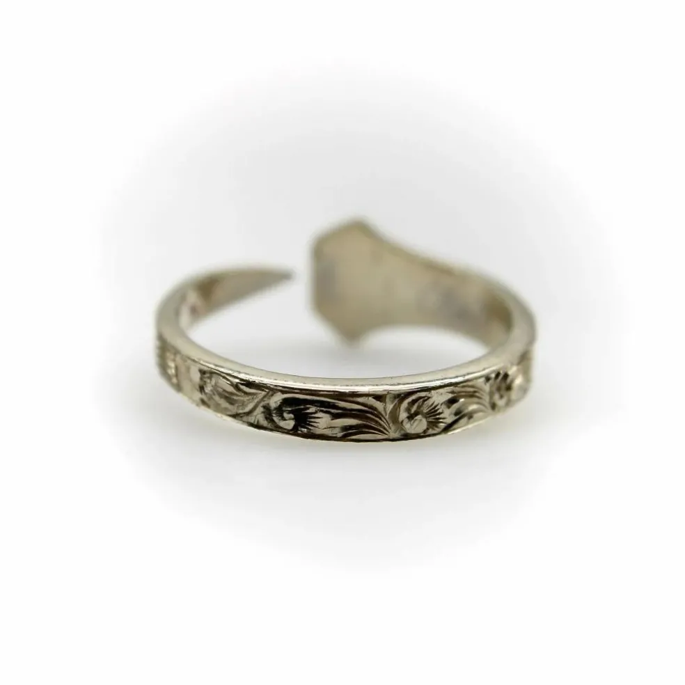 Bague porte-bonheur gravée à la main en or blanc avec diamants