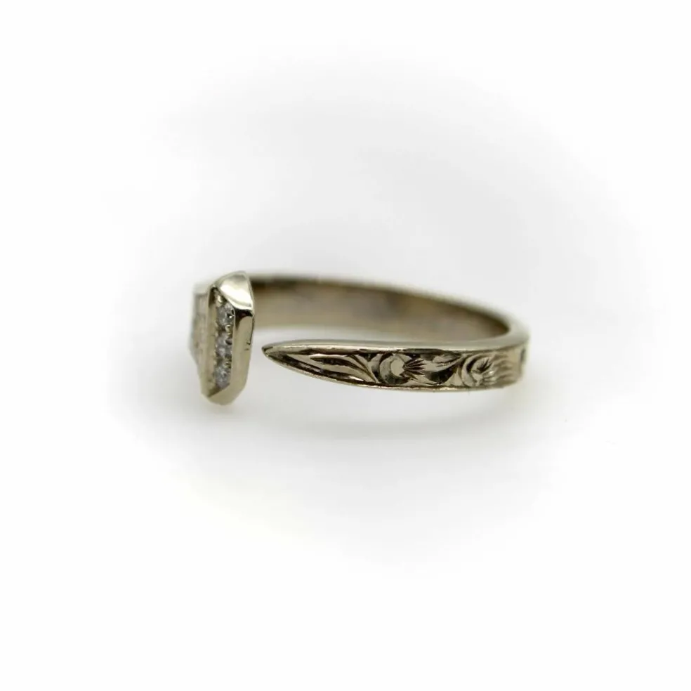 Bague porte-bonheur gravée à la main en or blanc avec diamants