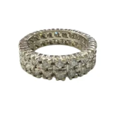 Bague pour femme au design classique, en or blanc avec diamants