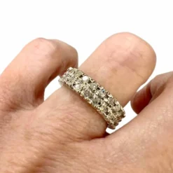 Bague pour femme au design classique, en or blanc avec diamants