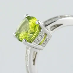 Bague péridot et diamants