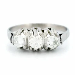 Bague rangée de diamants en platine