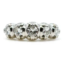 Bague rangée de diamants en platine