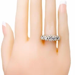 Bague rangée de diamants en platine