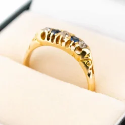 Bague rangée de diamants et saphirs