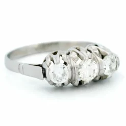 Bague rangée de diamants en platine