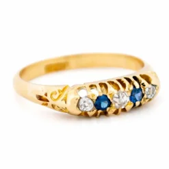 Bague rangée de diamants et saphirs