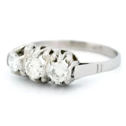 Bague rangée de diamants en platine