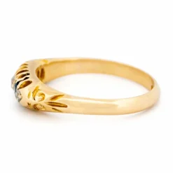Bague rangée de diamants et saphirs