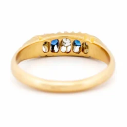 Bague rangée de diamants et saphirs