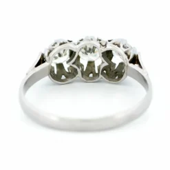 Bague rangée de diamants en platine
