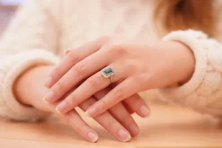 Bague rectangle Or jaune Platine Emeraude Diamants