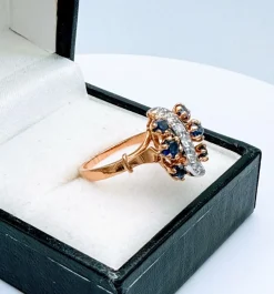 Bague retro en or jaune et platine sertie de saphir et diamant