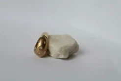Bague Retro or jaune, diamants ronds et diamant trillion