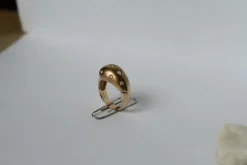 Bague Retro or jaune, diamants ronds et diamant trillion