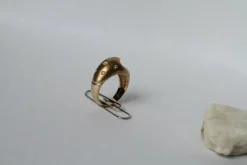 Bague Retro or jaune, diamants ronds et diamant trillion