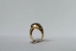 Bague Retro or jaune, diamants ronds et diamant trillion