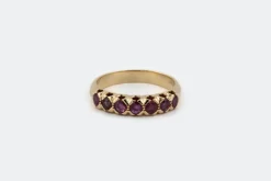 Bague rivière en or jaune avec rubis
