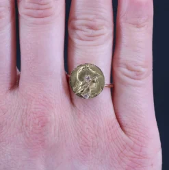 Bague ronde ancienne en or minerve diamantée