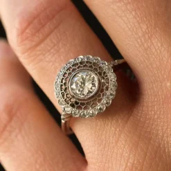 Bague ronde dentelle de platine et diamants