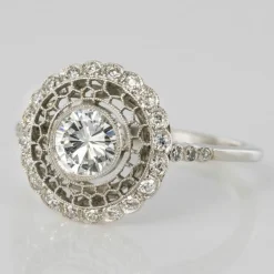 Bague ronde dentelle de platine et diamants