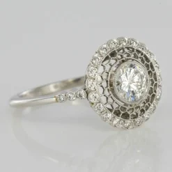 Bague ronde dentelle de platine et diamants
