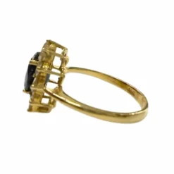 Bague rosace de style classique en or 18 carats avec diamants et saphir