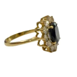Bague rosace de style classique en or 18 carats avec diamants et saphir