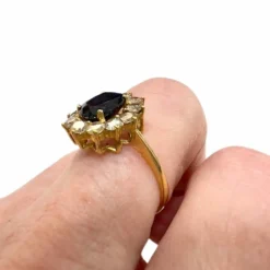 Bague rosace de style classique en or 18 carats avec diamants et saphir