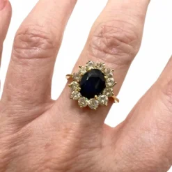 Bague rosace de style classique en or 18 carats avec diamants et saphir