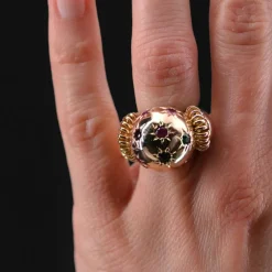 Bague rétro boule saphirs rubis et or