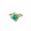 BAGUE RÉTRO EN OR 18 KT DE 1945 AVEC DIAMANTS ET ÉMERAUDE
