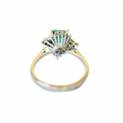 BAGUE RÉTRO EN OR 18 KT DE 1945 AVEC DIAMANTS ET ÉMERAUDE