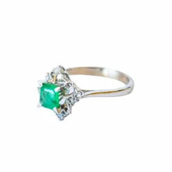 BAGUE RÉTRO EN OR 18 KT DE 1945 AVEC DIAMANTS ET ÉMERAUDE