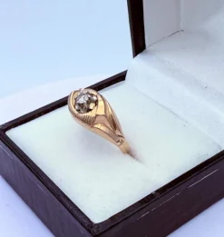 Bague rétro or jaune sertie d'un diamant