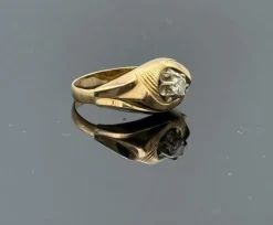 Bague rétro or jaune sertie d'un diamant
