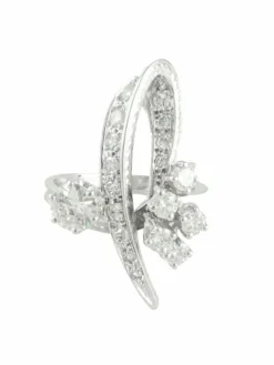 BAGUE "RUBAN" EN OR BLANC ET DIAMANTS