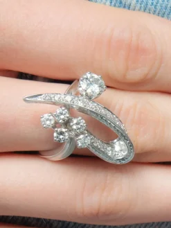BAGUE "RUBAN" EN OR BLANC ET DIAMANTS