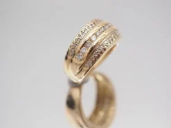 Bague ruban or jaune, triple rangée diamants