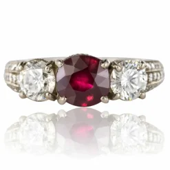 Bague Rubis, Diamants et pavage de diamants