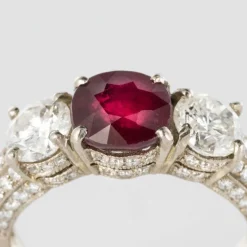 Bague Rubis, Diamants et pavage de diamants