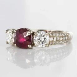 Bague Rubis, Diamants et pavage de diamants