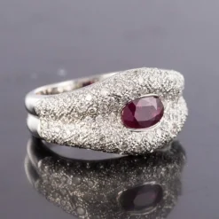 Bague Rubis et pavage de Diamants