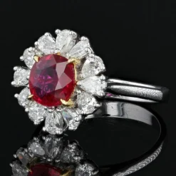 Bague rubis sang de pigeon et diamants taillés en poire