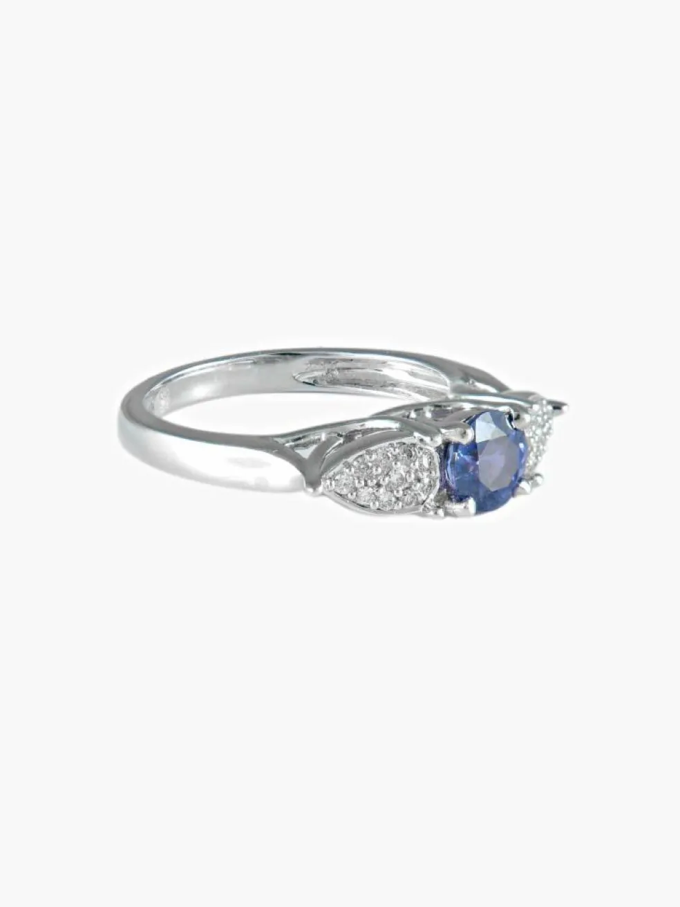 Bague Saphir bleu mauve et Diamants